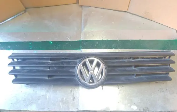 Volkswagen PASSAT B4 Front bumper upper radiator grill 3A0853653B