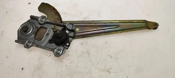 Rear door manual window regulator