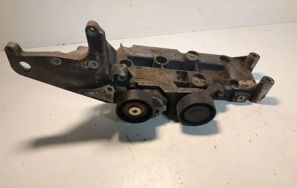 Volvo V70 Engine mounting bracket 30757168
