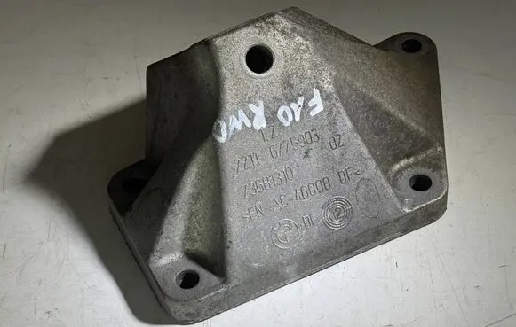 BMW 5 F10 F11 Engine mounting bracket 6775903