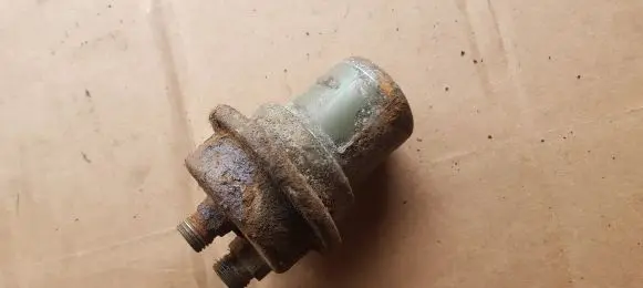 Volkswagen Golf I Fuel pressure regulator 447133441
