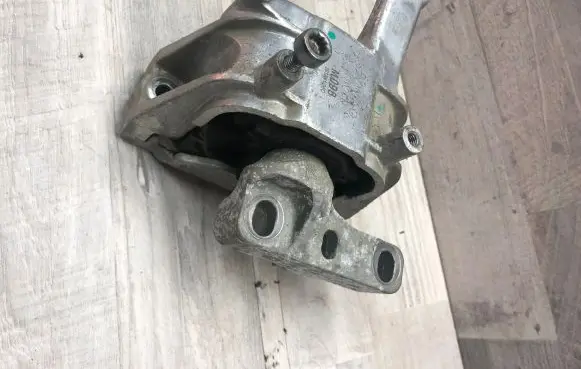 Volkswagen Tiguan Engine mount bracket 1K0199262L