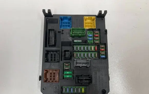 Peugeot 308 Fuse module 9806687880 980668788001