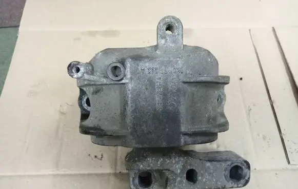 Volkswagen PASSAT B6 Engine mount bracket 1K0199262AT