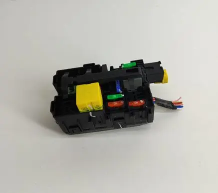 Peugeot 3008 II Fuse module 9806192580