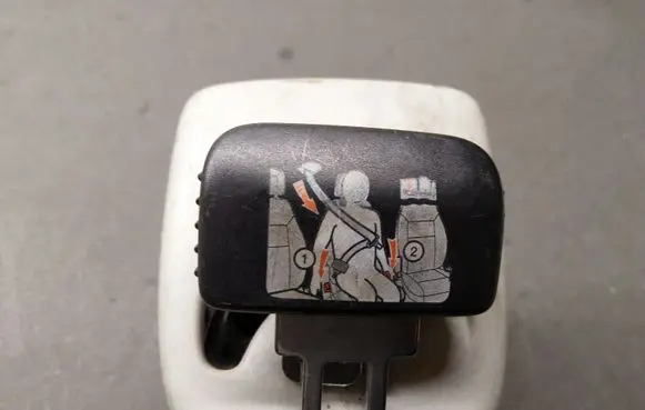 Middle seatbelt (rear)