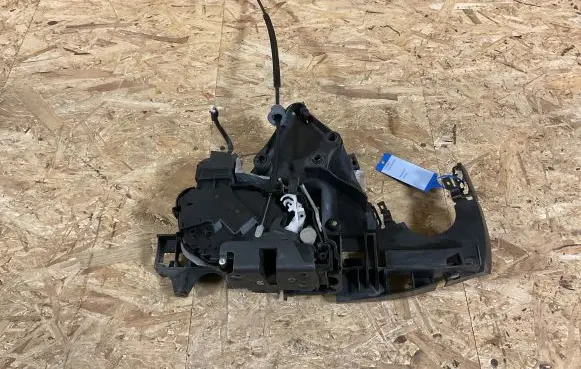 Volvo V50 Front door lock 240015103