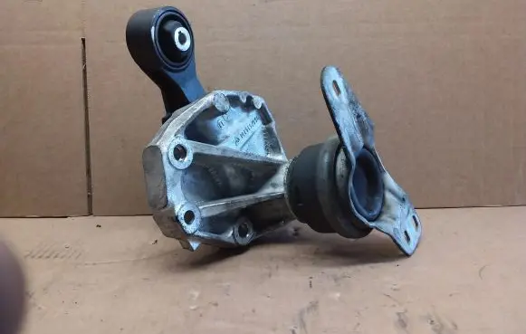 Peugeot 508 Engine mounting bracket 9647646380