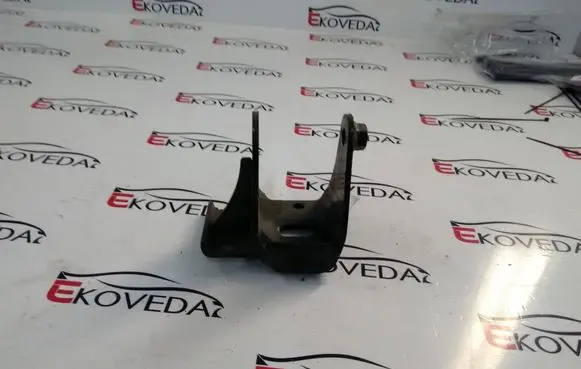 Toyota RAV 4 (XA30) Gearbox mounting bracket