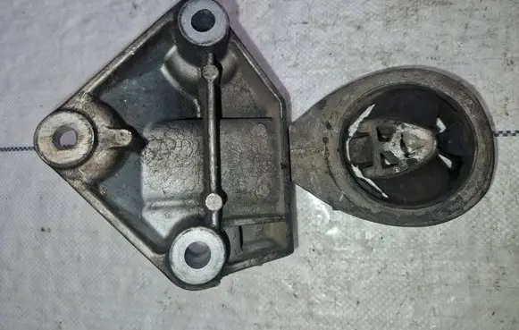 Engine mounting bracket