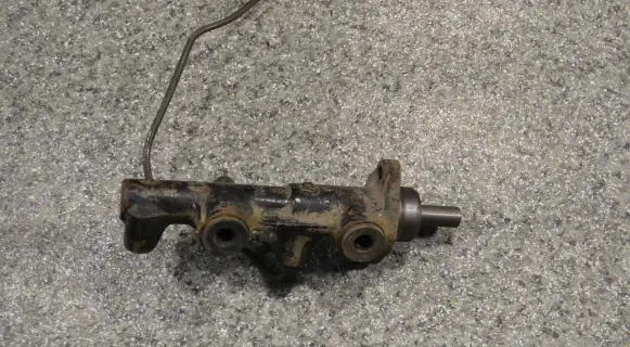 BMW 3 E30 Clutch master cylinder 3350881471 3350881491