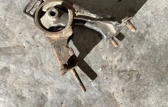 Toyota Corolla E120 E130 Engine mount bracket