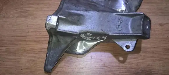 Volkswagen PASSAT B5.5 Engine mounting bracket