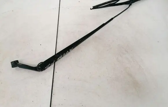 Toyota Avensis T250 Front wiper blade arm