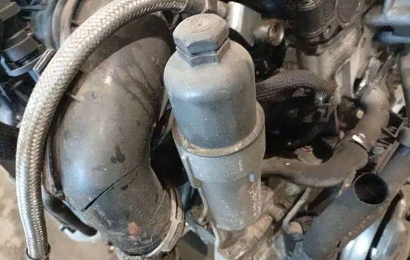 Mercedes-Benz C W203 Oil filter cover A2711800610