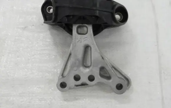 Engine mount vacuum valve