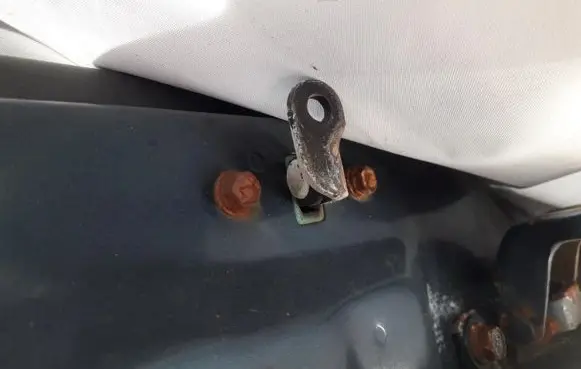 Hyundai Lantra II Rear door check strap stopper