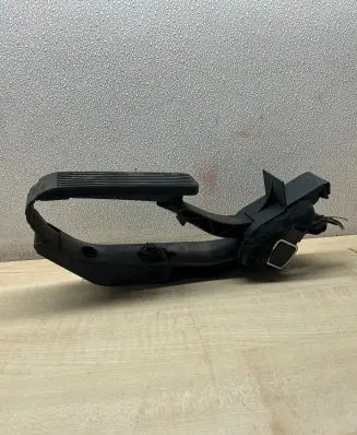 Mercedes-Benz E W211 Accelerator throttle pedal A2113000404