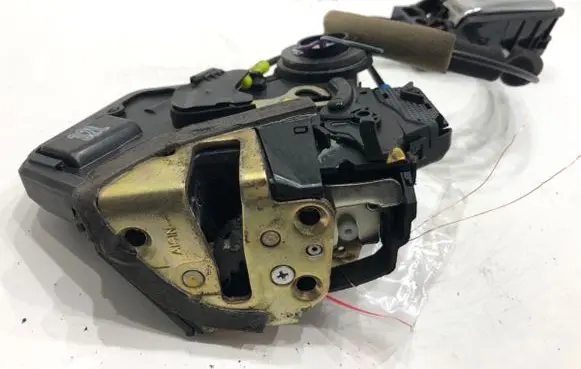 Toyota Avensis T250 Rear door lock