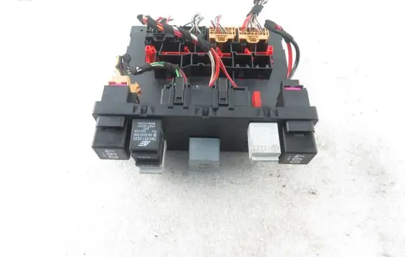 Volkswagen Golf V Central body control module 3C0937049D