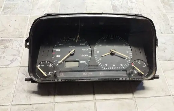 Volkswagen Golf III Speedometer (instrument cluster) 5411004600 5392324710