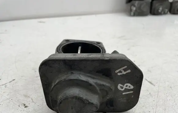 Opel Zafira B Throttle valve 8981052101