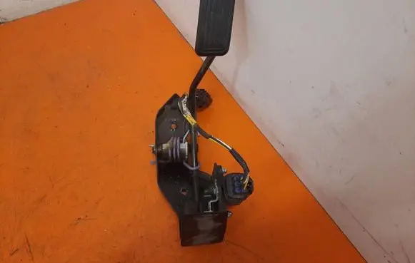 Toyota Avensis Verso Accelerator throttle pedal 8222305060
