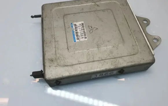 Mitsubishi Carisma Engine control unit/module MD351866