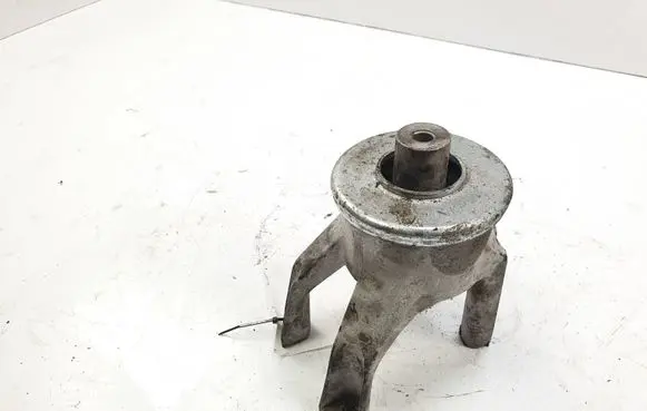 Volkswagen Transporter - Caravelle T5 Engine mounting bracket