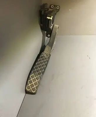 Accelerator throttle pedal