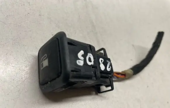 Volkswagen PASSAT B5.5 Fuel tank opening switch 3B0959833A