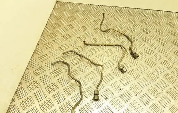 Volvo V70 Fuel line pipe