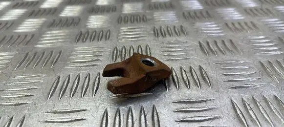 Peugeot 2008 I Fuel Injector clamp holder 