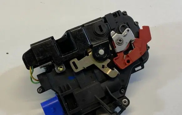 Volkswagen Golf V Rear door lock 7L0839015D