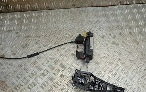 Opel Astra H Front door lock 13128112