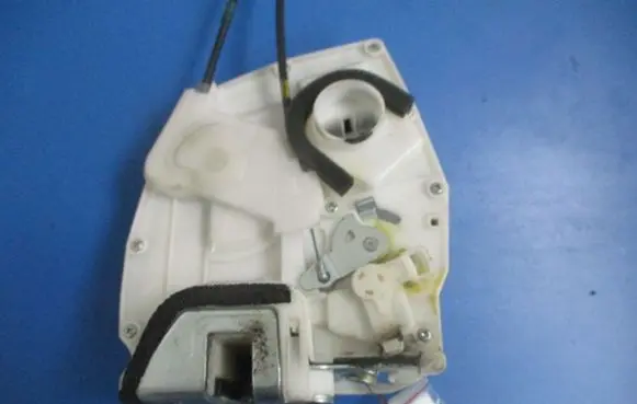 Suzuki Swift I Rear door lock