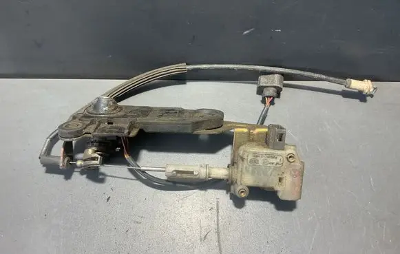 Volkswagen PASSAT B5.5 Tailgate exterior lock 3B9827297A