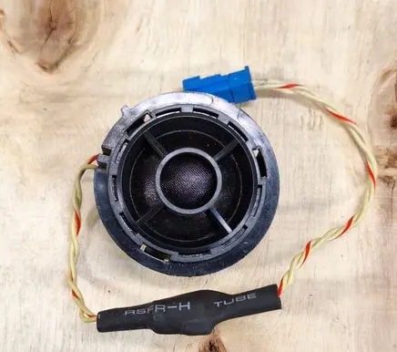 Front door high frequency speaker
