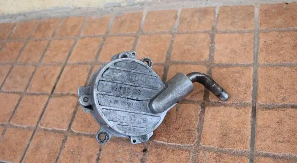 Mercedes-Benz E W210 Vacuum pump A61123065