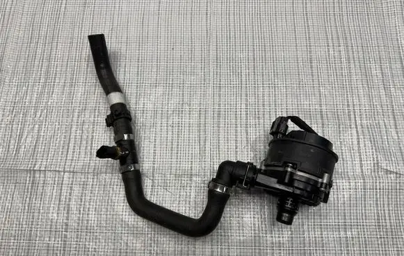 Maserati GranTurismo Water pump 670213736