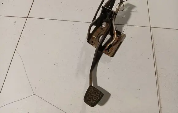 Toyota Avensis T250 Clutch pedal 