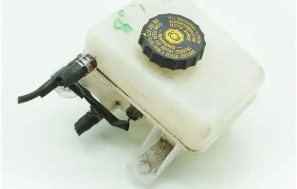 Lexus RX 450H Brake fluid reservoir 