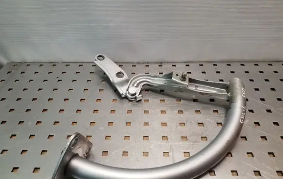 Volkswagen PASSAT B6 Tailgate/trunk/boot hinge 3C5827301A