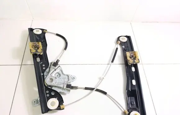 Front window lifting mechanism without motor