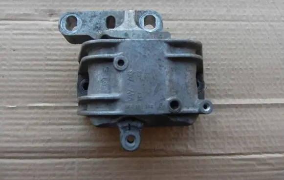 Volkswagen PASSAT B6 Engine mount bracket 1K0199262P