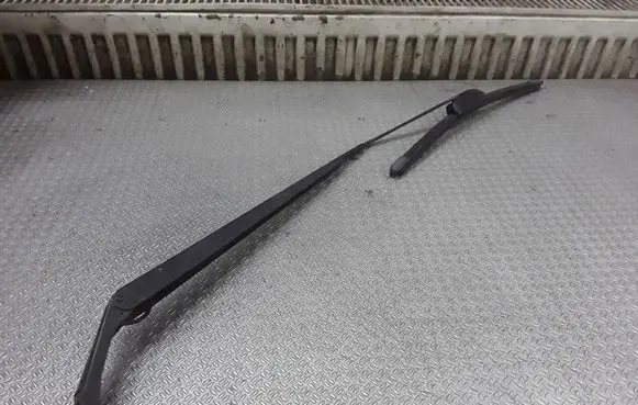 Windshield/front glass wiper blade