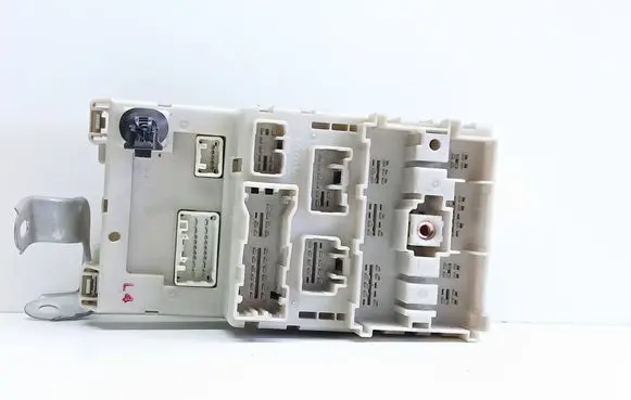 Toyota RAV 4 (XA20) Fuse module 8273342080 2B160807
