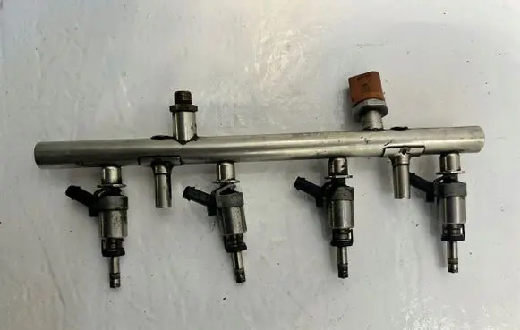 Audi Q5 SQ5 Fuel main line pipe 06H133317D