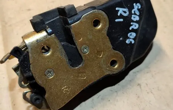 Chrysler Sebring (ST-22 - JR) Front door lock 
