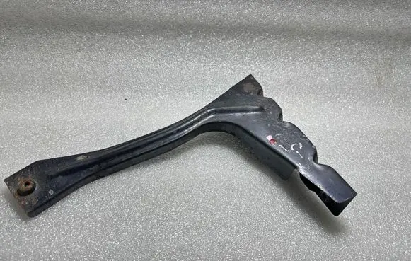 Audi A4 S4 B7 8E 8H Front splash guards bracket 4B0821135A